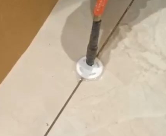 钦南瓷砖空鼓维修公司专业解答瓷砖在铺贴过程中，如果没有涂抹均匀到位的粘结材料（如水泥砂浆或瓷砖胶），可能会导致以下问题