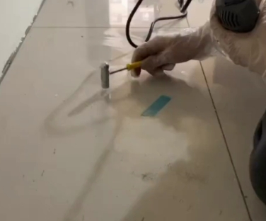 钦南瓷砖开裂维修公司专业分享瓷砖在铺贴前如果没有沥干水分，将会导致以下问题